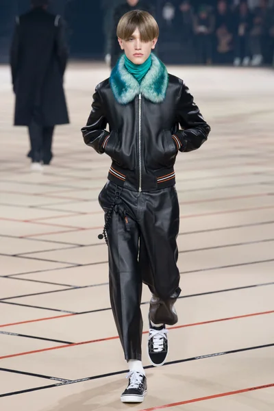 Look 18